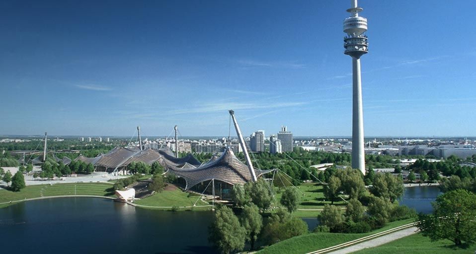Olympiapark mit Olympiaturm, München, Deutschland – bw media photoagentur/Mauritius/Photolibrary ©