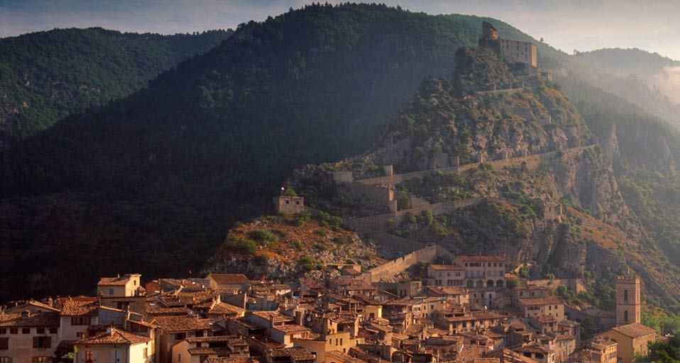 Das Dorf Entrevaux in der Provence, Frankreich – Rod Edwards/Photographer's Choice /Getty Images ©