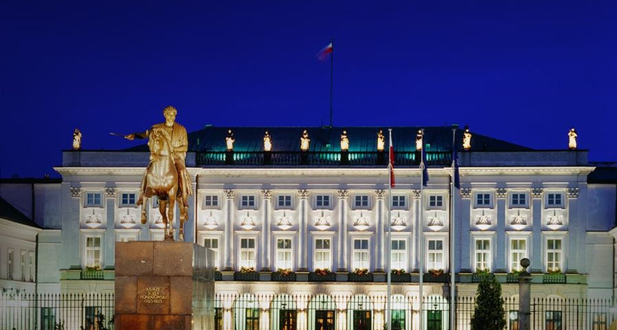 Der polnische Präsidentenpalast in Warschau mit dem Reitermonument von Prinz Jozef Poniatowski im Vordergrund.