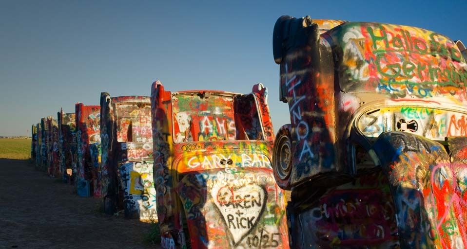 Alte Cadillacs ragen aus dem Boden neben der Route 66 in Amarillo, Texas – Jon Arnold Images/DanitaDelimont.com ©