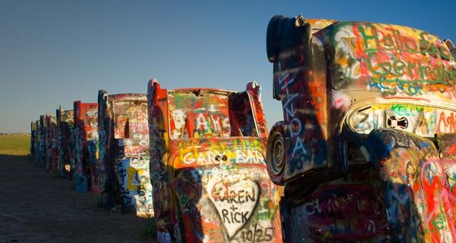 Alte Cadillacs ragen aus dem Boden neben der Route 66 in Amarillo, Texas – Jon Arnold Images/DanitaDelimont.com ©