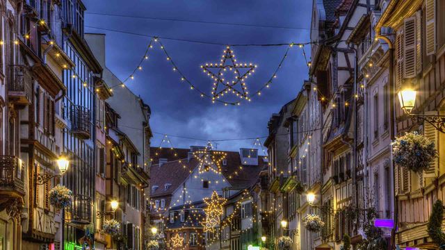 Une rue de Colmar décorée pour les fêtes de fin d’année, Alsace, France 