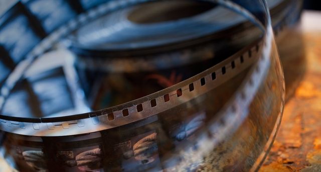 Gros plan sur une pellicule de film, Lobster Films à Paris