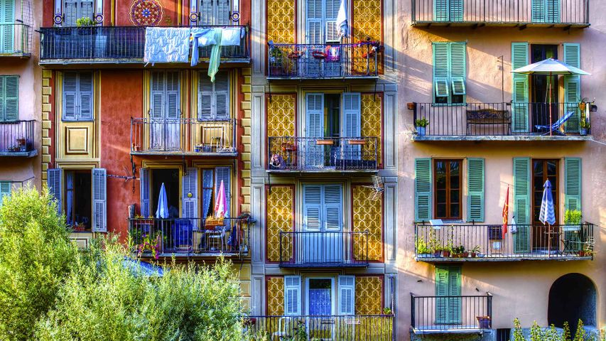 Façades d’immeubles multicolores, Sospel, Provence-Alpes-Côte d'Azur, France 