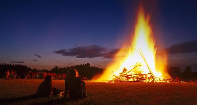 Großes Lagerfeuer in Iffeldorf, Bayern, Deutschland