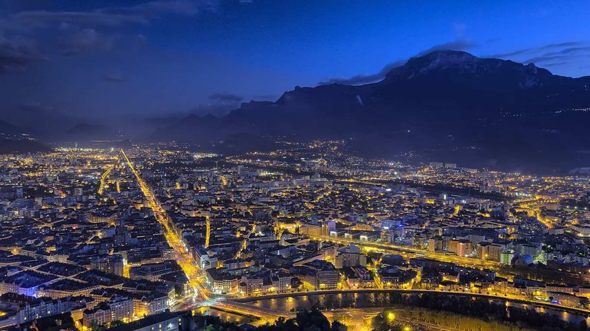 Grenoble et le massif du Vercors la nuit, Isère, Rhône-Alpes