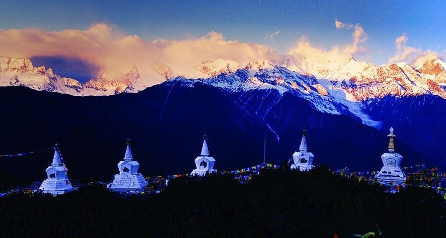 云南迪庆藏族自治州，梅里雪山太子十三峰上的佛塔
