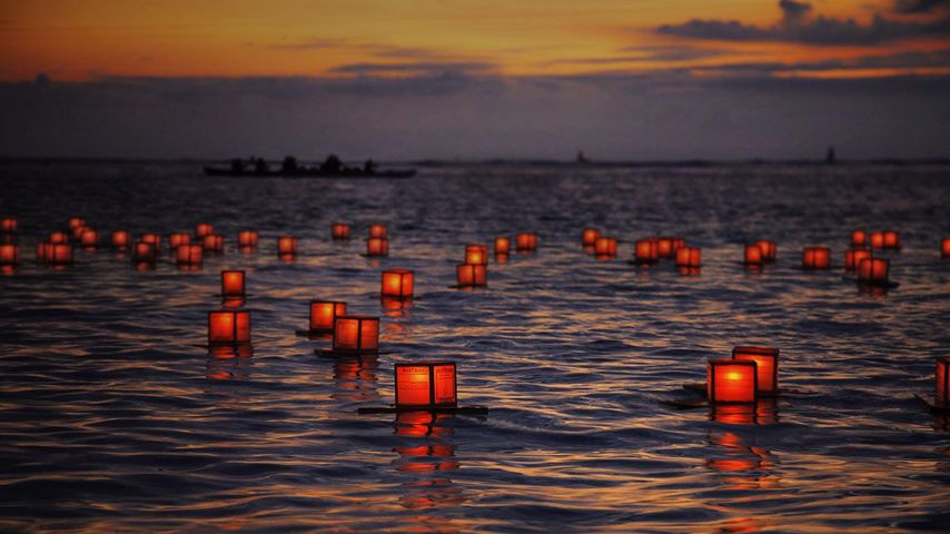 通过散放水上浮灯，为因灾难而丧生的人们祈祷