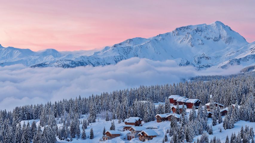 Station de ski du col des Saisies à l'aube, Beaufortain, Savoie, France