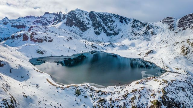 Le Lac Gentau enneigé, Pyrénées Atlantiques