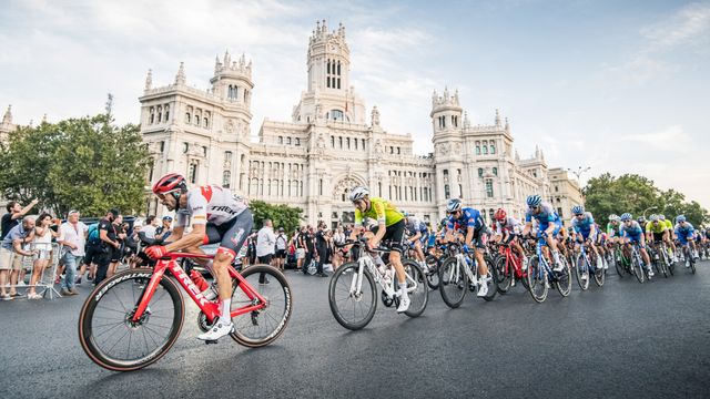 Vista general del pelotón durante la 77ª Vuelta a España 2022, Etapa 21, Palacio de Cibeles, Madrid, España