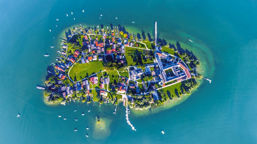 Veduta aerea dell'isola di Fraueninsel a Chiemsee, Baviera, Germania