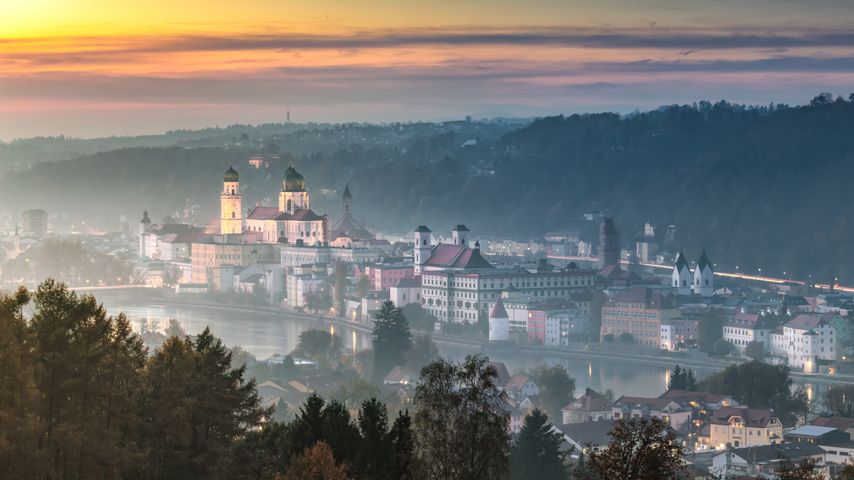 Abenddämmerung über der Altstadt von Passau, Bayern