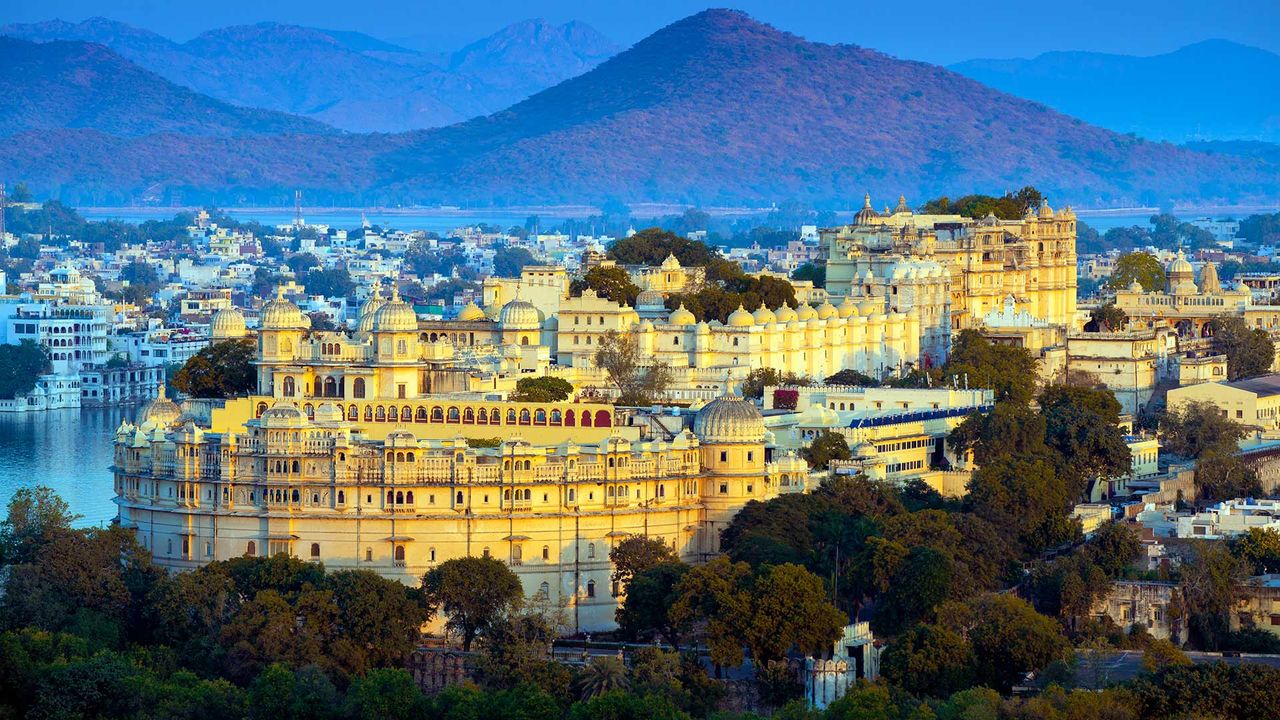 City Palace on the banks of Lake Pichola in Udaipur, India