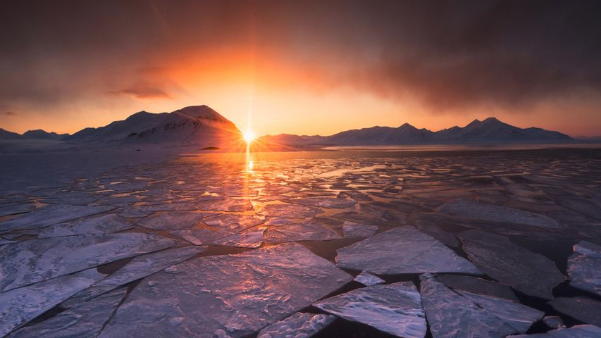 Soleil de minuit dans le Svalbard, Norvège