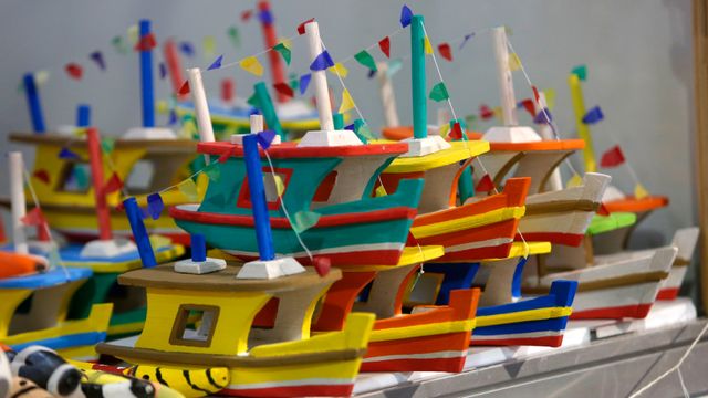 Brinquedos tradicionais feitos com a fibra da palmeira Miriti, Belém