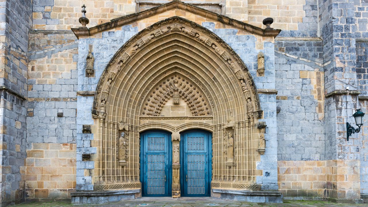 Entrada a la Iglesia de Santa María, Gernika-Lumo, Vizcaya, País Vasco, España