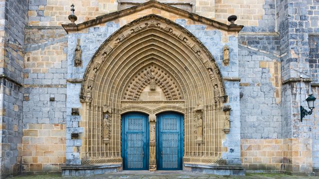 Entrada a la Iglesia de Santa María, Gernika-Lumo, Vizcaya, País Vasco, España