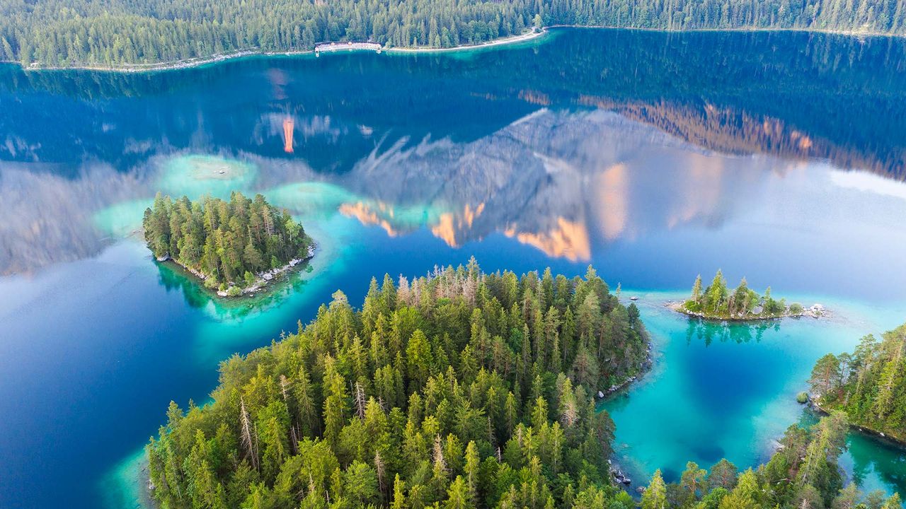 Die Zugspitze spiegelt sich im Eibsee, Grainau, Werdenfelser Land, Bayern