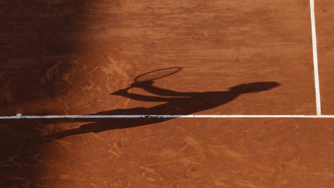L’ombre de Rafael Nadal sur la terre battue de Roland-Garros, Bois de Boulogne, Paris, France