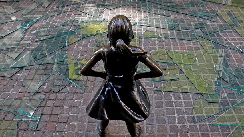 Die Statue „Fearless Girl“ vor der New York Stock Exchange in New York City, USA