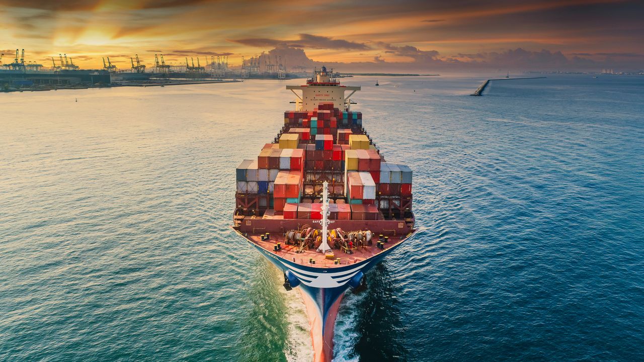 Nave da carico presso un porto commerciale in Thailandia
