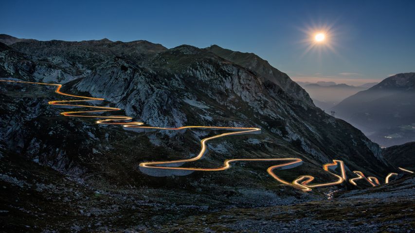 Light Trails PREMIUM 4K Theme for Windows 10