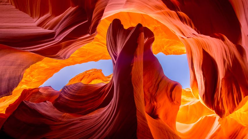 Twisting twin canyons