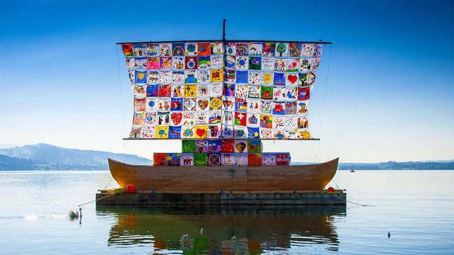“El barco de la tolerancia” en el lago Zug, Suiza