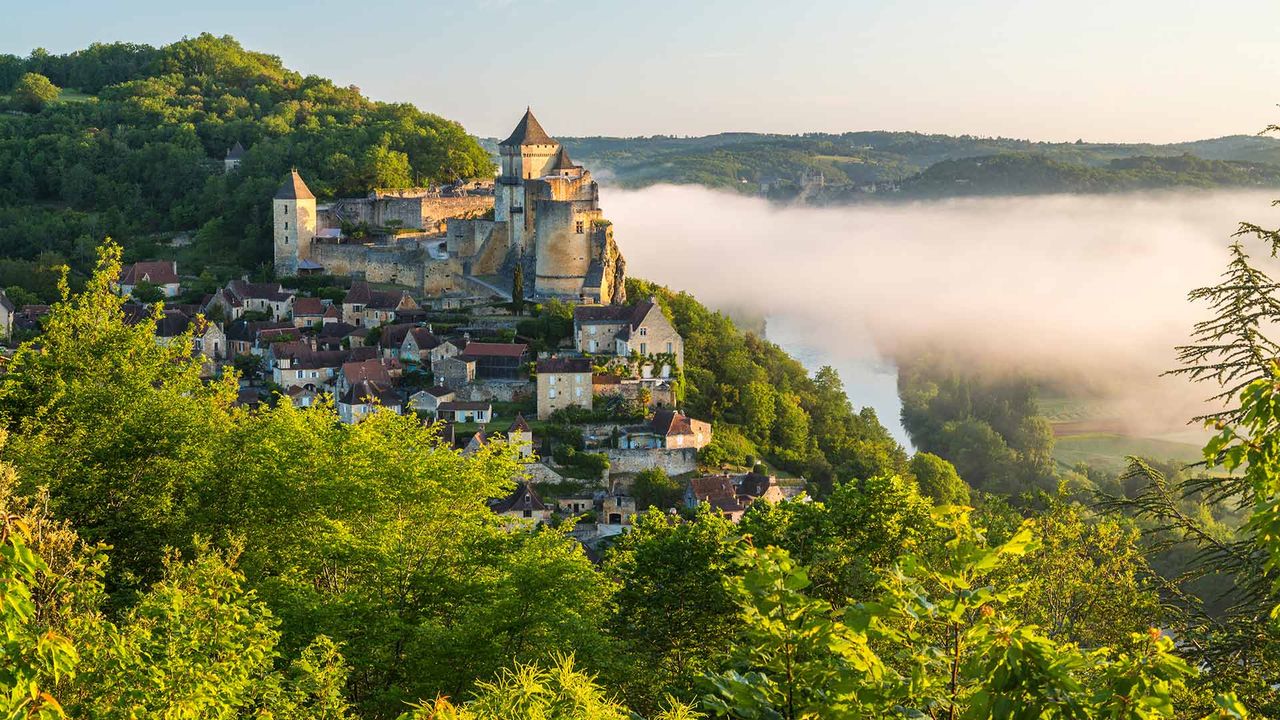 Château de Castelnaud dans la brume, Périgord, France