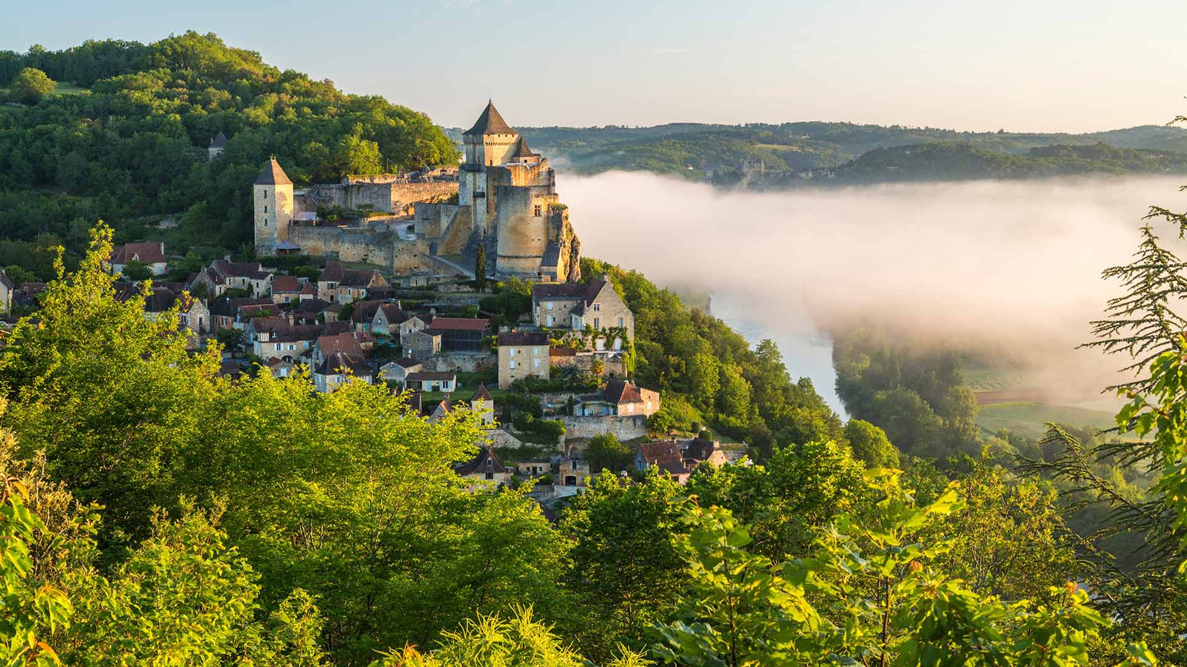 Château De Castelnaud Dans La Brume, Périgord, France - Bing Gallery