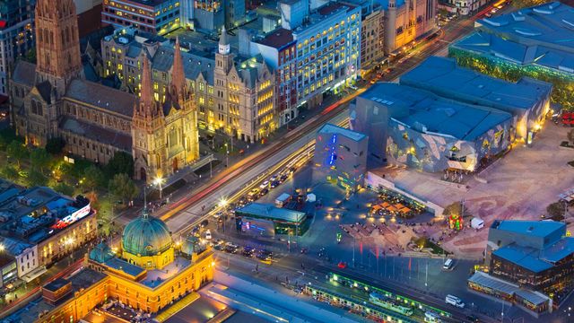 Federation Square, Flinders Street Station, trams and St-Paul's Cathedral, Melbourne