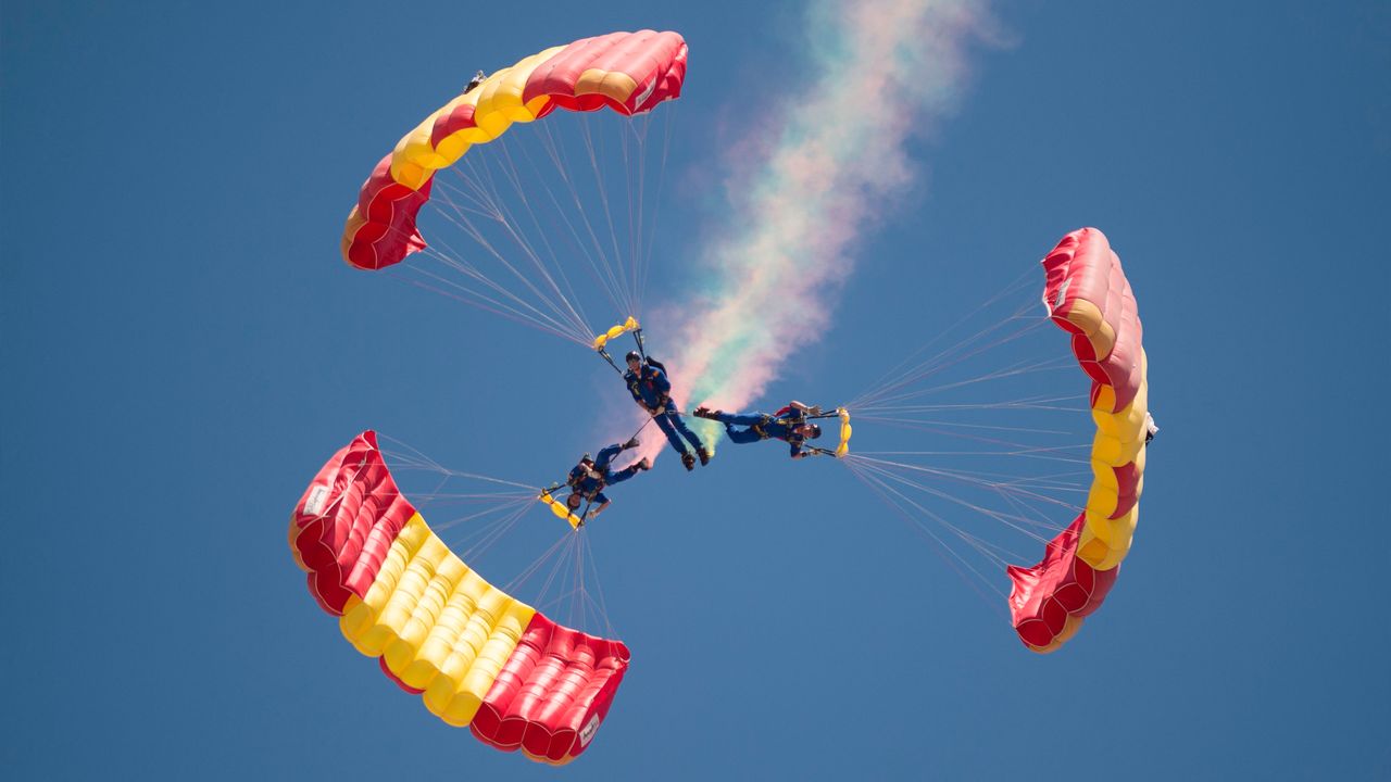 Miembros de la Patrulla Acrobática Paracaidista del Ejército del Aire (PAPEA), Torre del Mar, Málaga, Andalucía, España