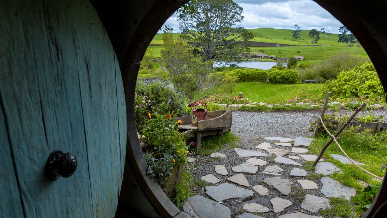 Hobbit-hole in Hobbiton Movie Set, Waikato, New Zealand