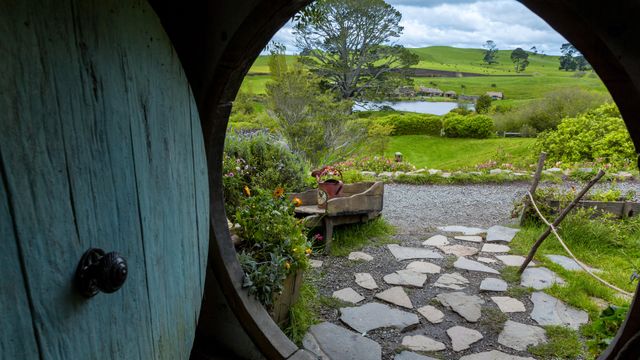 Hobbit-hole in Hobbiton Movie Set, Waikato, New Zealand