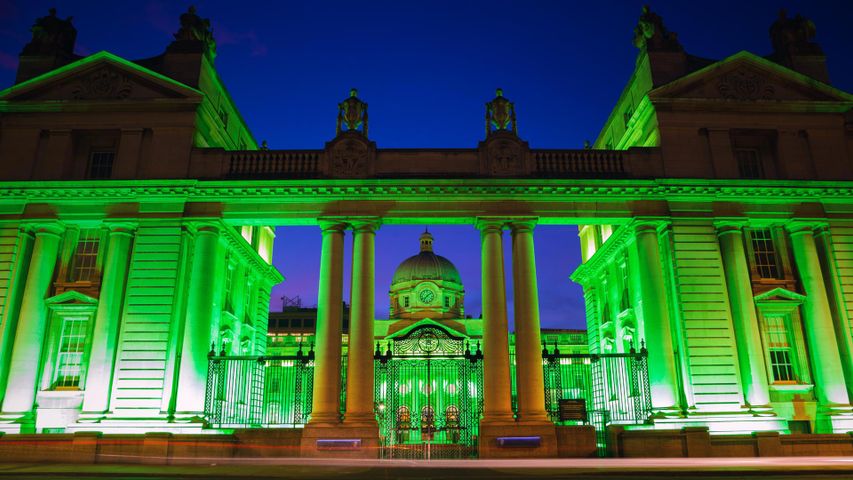 Résidence du Taoiseach, siège du gouvernement, illuminée pour la St Patrick, Dublin, Irlande