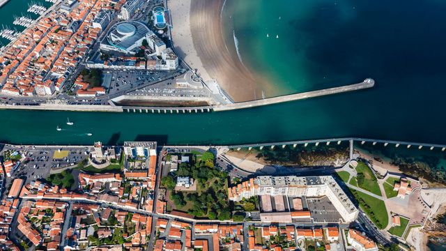 Les Sables-d'Olonne, la Tour d'Arundel, le casino, le fort Saint-Nicolas et le chenal menant au port