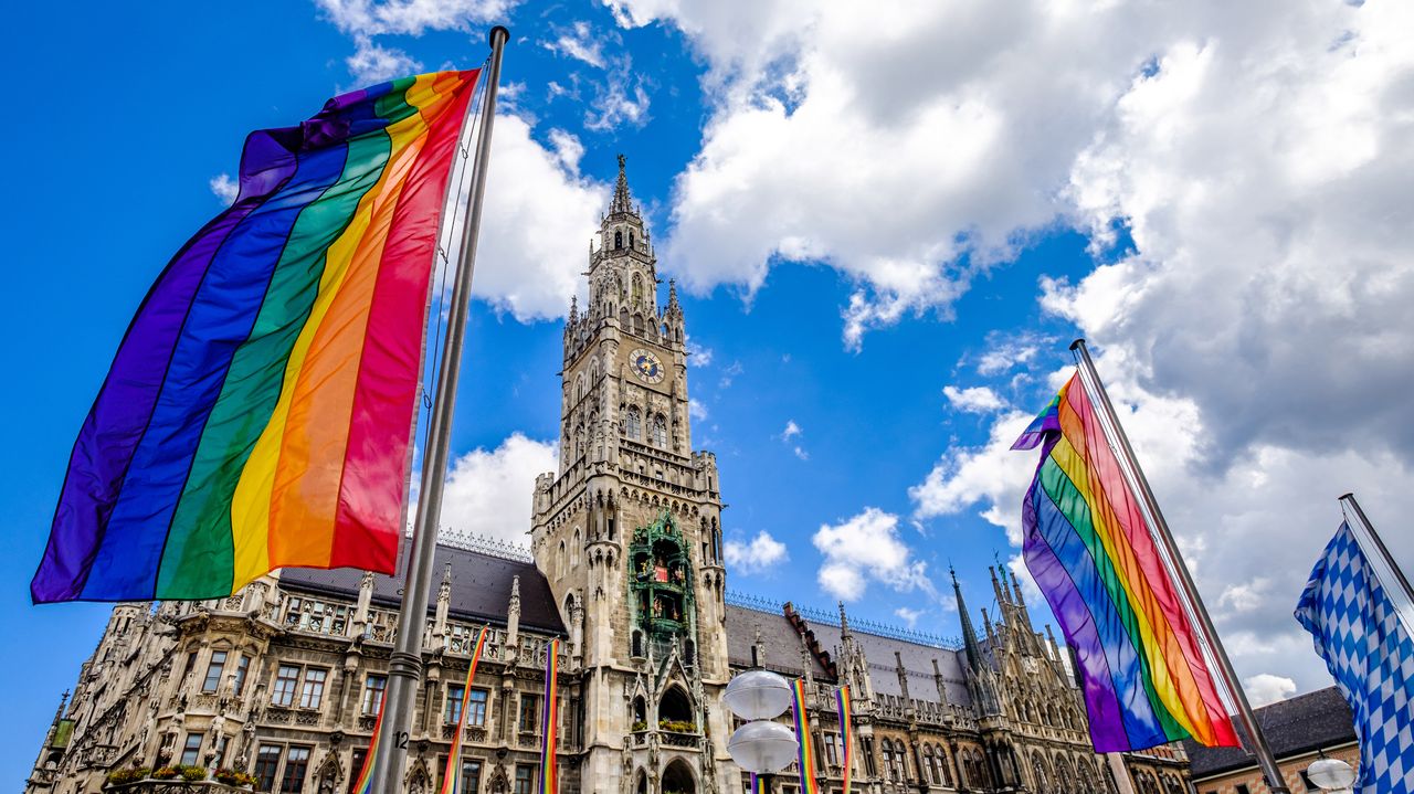 Regenbogenfahnen am Münchner Rathaus