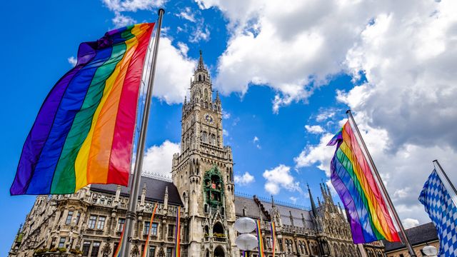 Regenbogenfahnen am Münchner Rathaus
