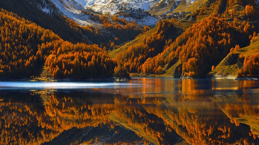 Vue sur un lac en automne, Tignes, Savoie