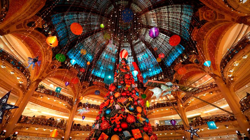 Weihnachtsbaum im Kaufhaus Galeries Lafayette in Paris, Frankreich