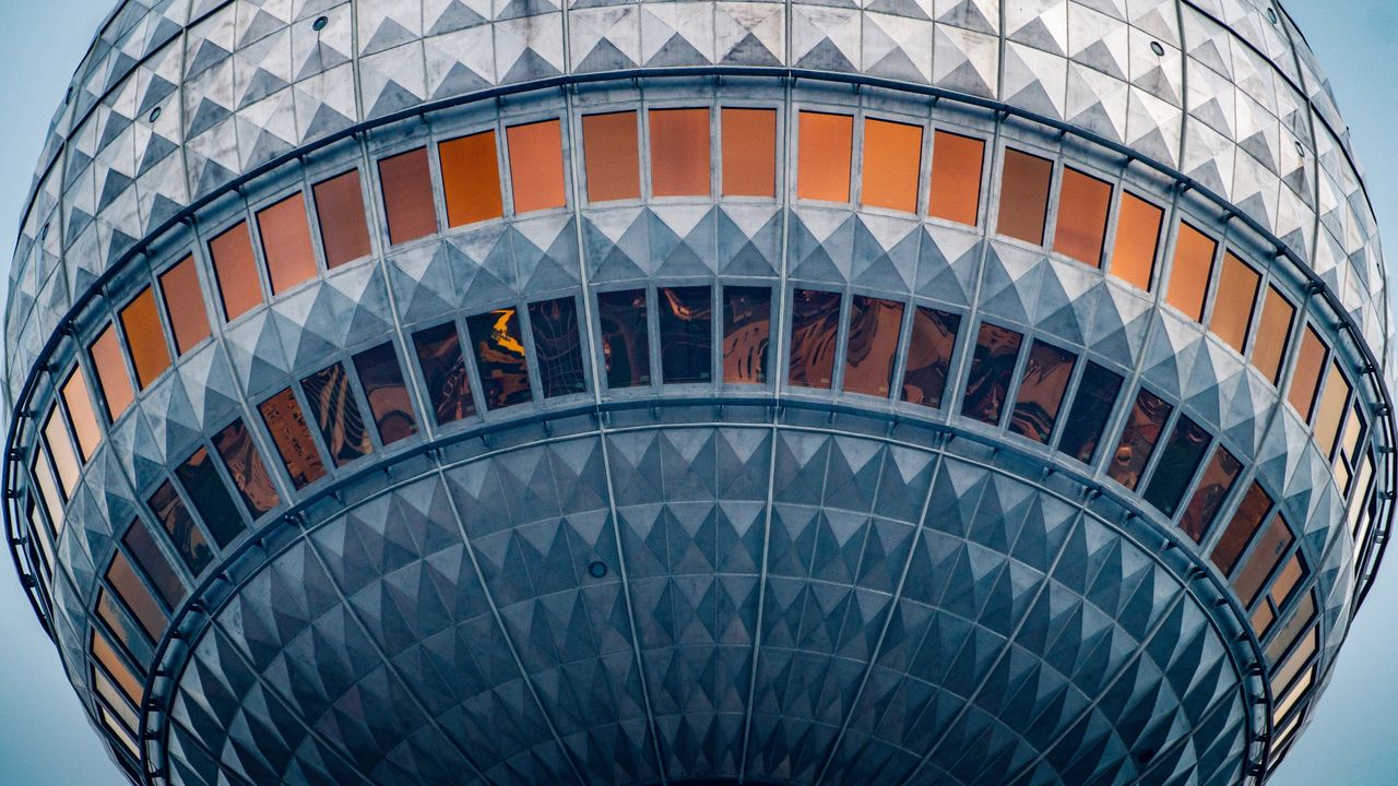Nahaufnahme des Berliner Fernsehturms