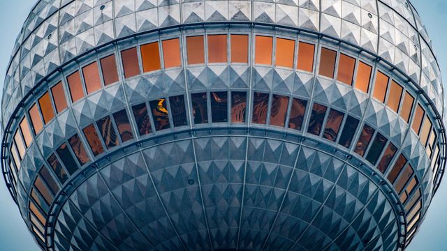 Nahaufnahme des Berliner Fernsehturms