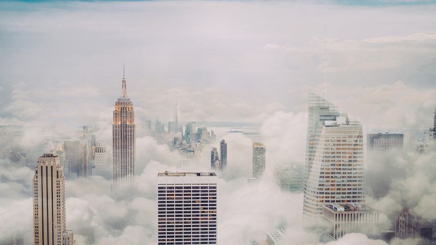 Lo skyline di New York tra la nebbia