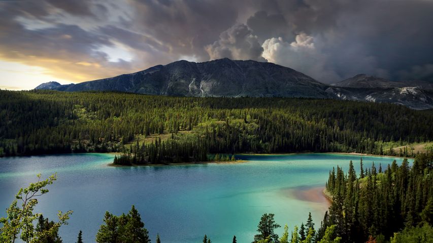Lago Esmeralda, Sur de la carretera Klondike, Yukón, Canadá