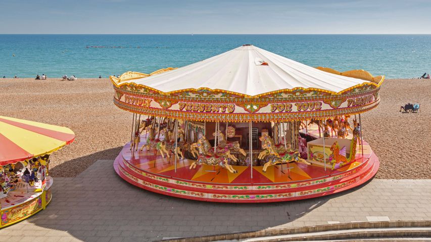 „Golden Gallopers Carousel“ an der Strandpromenade in Brighton, East Sussex, England, Vereinigtes Königreich