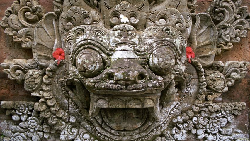 Steinmetzarbeiten in einem Tempel in Ubud, Bali, Indonesien