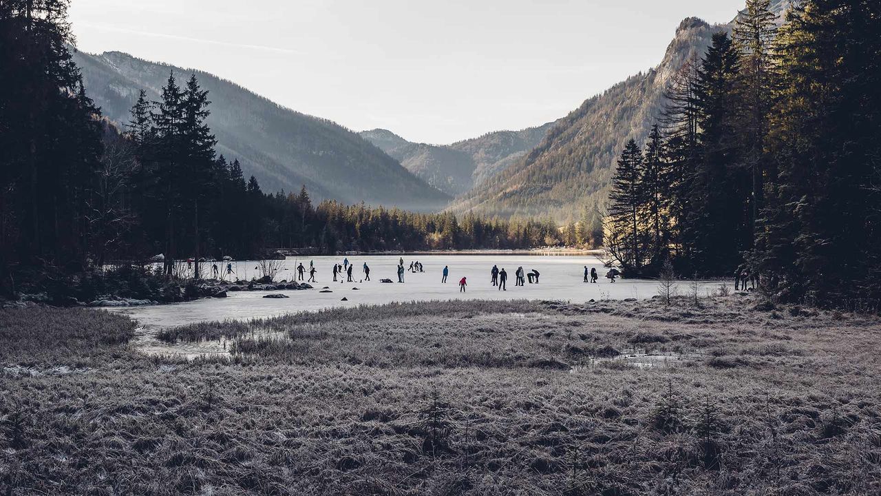 Schlittschuhläufer auf dem Hintersee, Ramsau, Berchtesgadener Land, Bayern, Deutschland