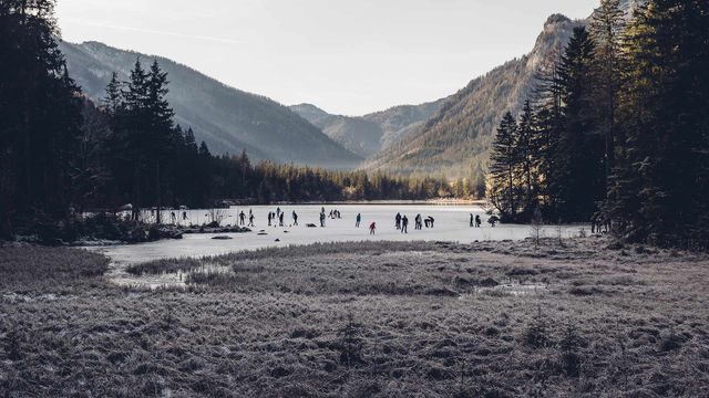 Schlittschuhläufer auf dem Hintersee, Ramsau, Berchtesgadener Land, Bayern, Deutschland
