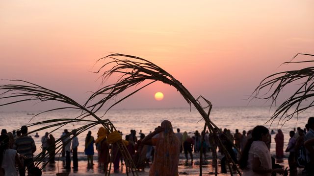 People worshipping the sun on Chhath, at Juhu Beach, Mumbai, Maharashtra